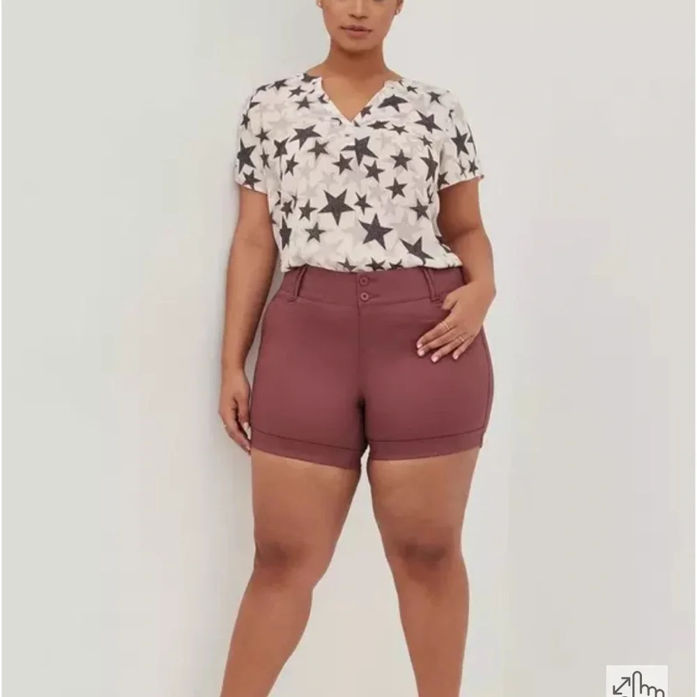 NWT Torrid 5 Inch Stretch Sateen Mid-Rise Shorts – Size 16 - Picture 1 of 6